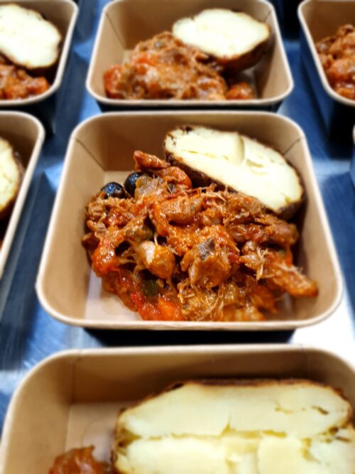 Spaanse kip met chorizo in tomatensaus met olijven en kappertjes. Met gepofte aardappel