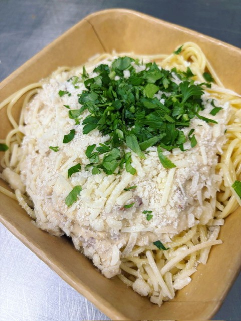 Spaghetti Carbonara met spek, ei, ui en parmezaan