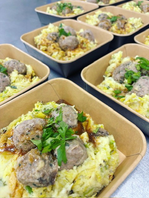 Stamppot geroosterde groene kool met rundergehaktballetjes en jus