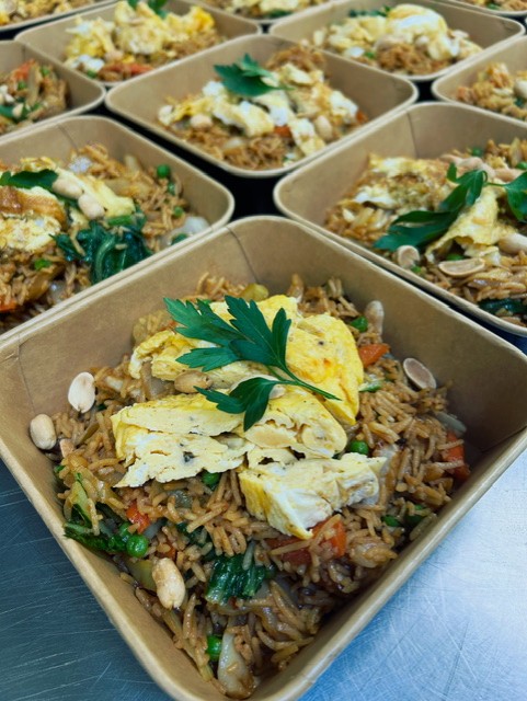 Weekhap €8,95 Nasi met pinda, omelet en groenten