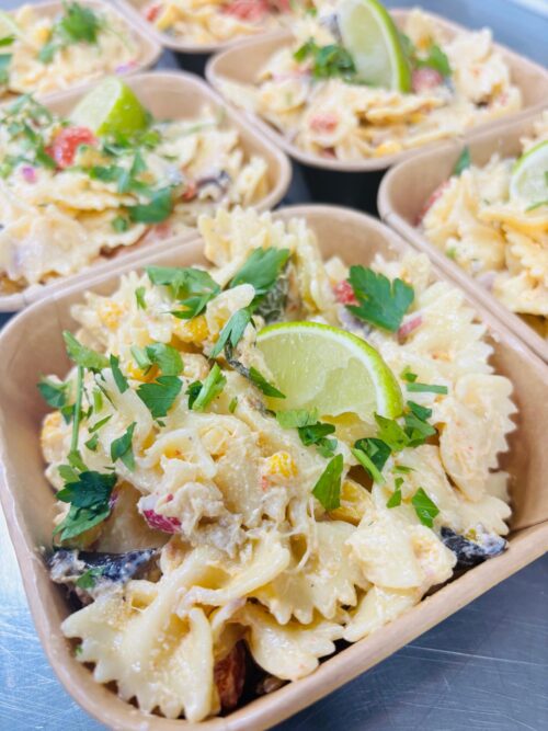 Mediterraanse pastasalade met geroosterde paprika, limoen en mais