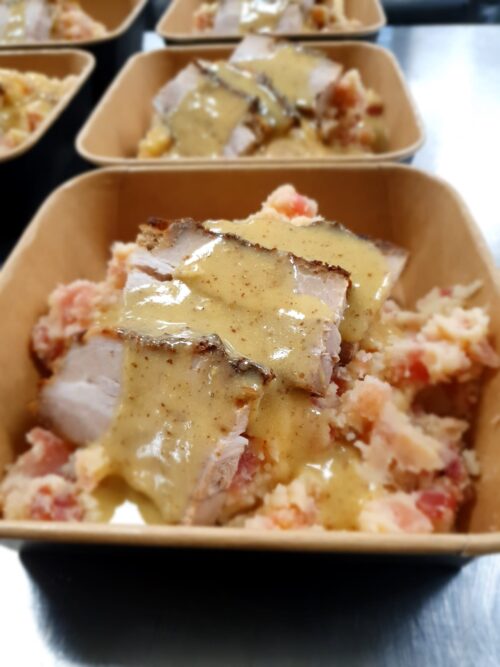 Stamppot geroosterde bietjes met zachtgegaard en gekruid buikspek, met mosterd saus