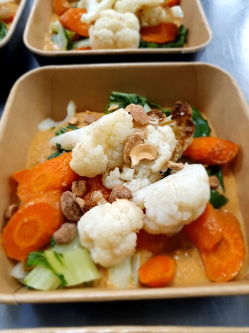 Indiaase groenten curry met cashewnoten en Libanees platbrood