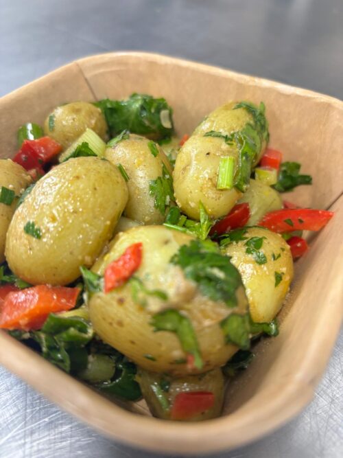 Mediterraanse aardappel salade met rode paprika, citroen en lekker veel groene kruiden