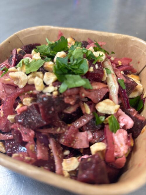 Salade van rode biet met knapperige venkel, zachte geitenkaas, met balsamicodressing en hazelnootjes