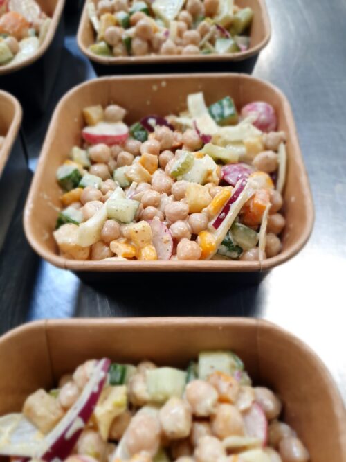 Frisse salade van groenten en kikkererwten