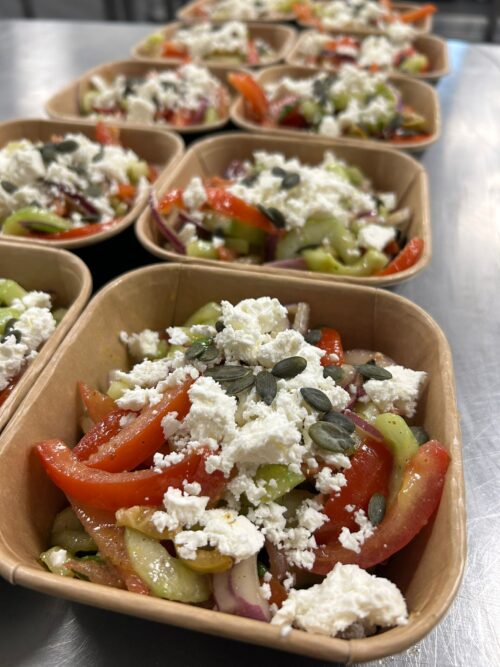 Griekse rauwkost salade met honing-citroen vinaigrette