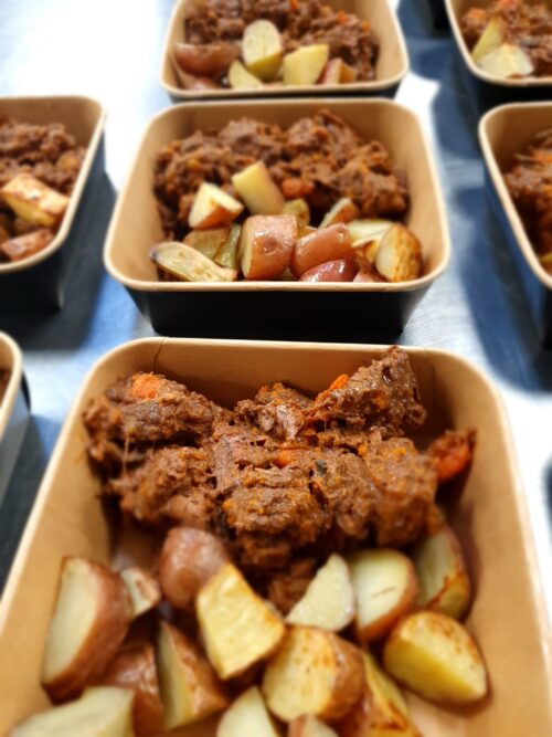 Rundvlees en groenten gestoofd in rode wijn.  Met rozemarijn aardappel uit de oven