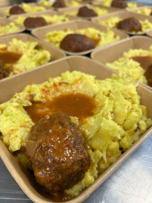 Stamppot geroosterde kool met kerrie, jus en een gehaktbal