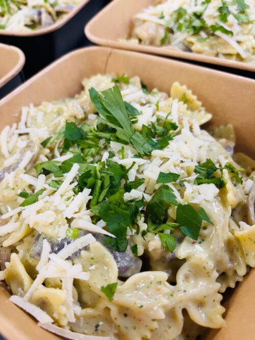 Romige pasta pesto met kip en parmezaan