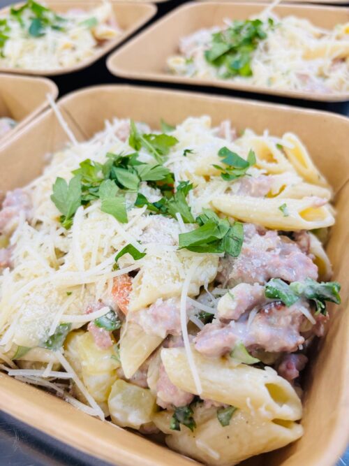 Penne met aardappel, wortel, worst en parmezaan