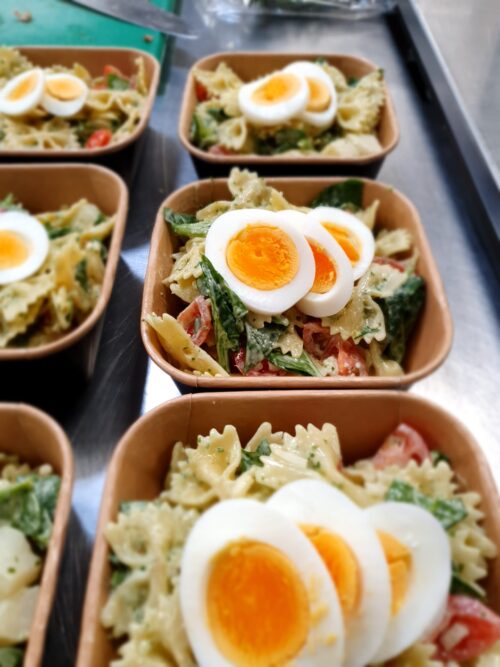 Pastasalade met Hollandse asperges, pestomayo, tomaat, spinazie en ei