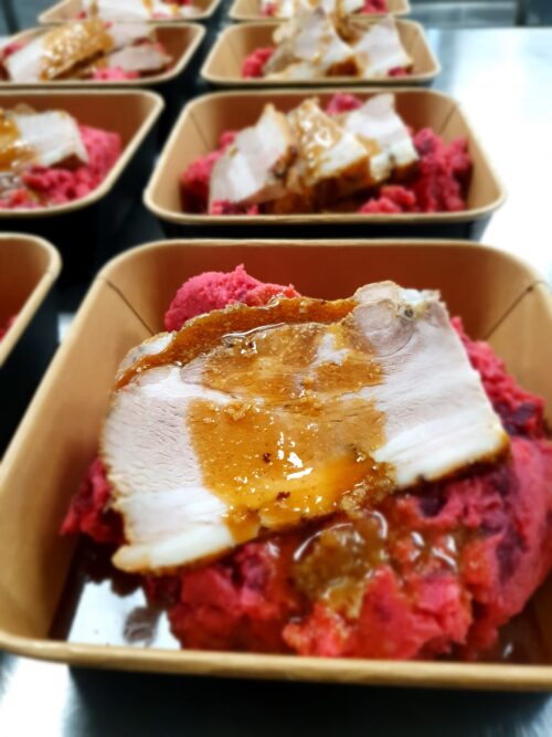 Stamppot geroosterde rode bietjes met langzaam gegaard buikspek en jus