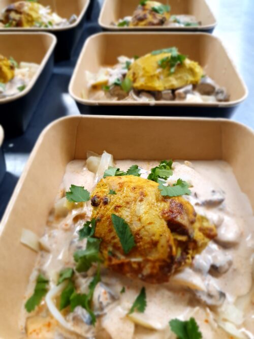 Thaise massaman curry met kip, champignons, witte kool en naan