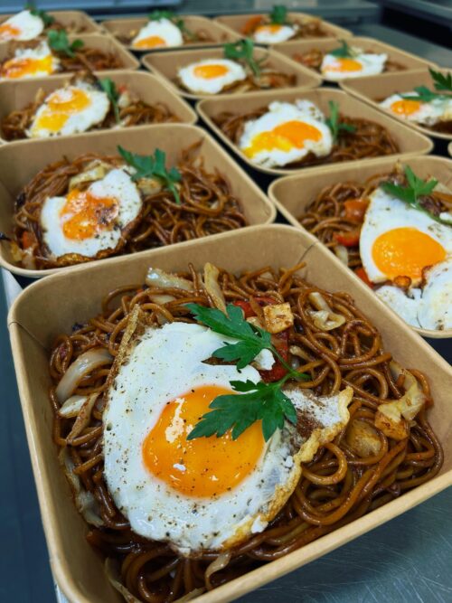 Surinaamse bami met groenten en een spiegel-ei