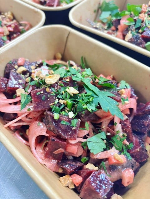 Bietensalade met appel, venkel en geroosterde hazelnootjes