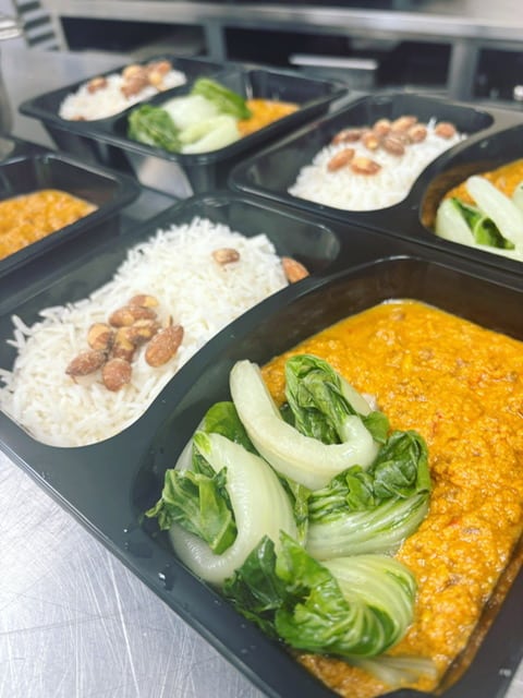 Indiase curry met witte rijst, gestoomde paksoi en gezouten amandelen