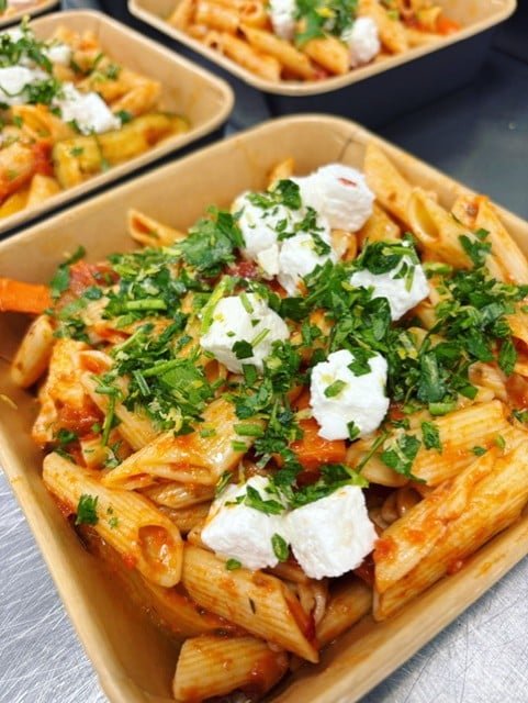 Penne met tomatensaus, geroosterde groenten, feta en een vleugje citroen