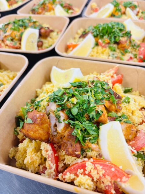 Couscous met tomaat, gegrilde kip en citroen