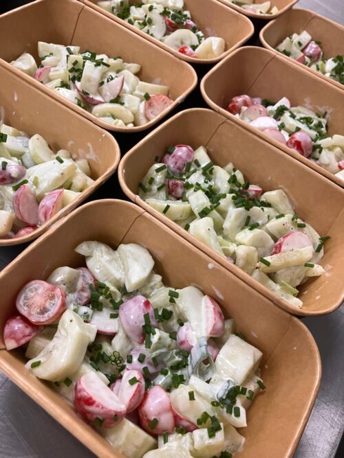 Frisse rauwkost salade met komkommer, tomaat en radijs