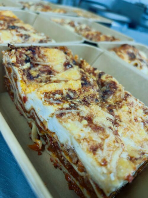Lasagne Bolognese. Lekker met rundergehakt, romige bechamelsaus en Parmezaanse kaas