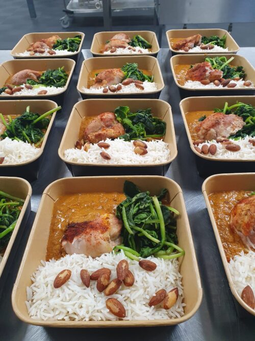 Indiase curry met kip, spinazie, gerookte amandelen en witte rijst