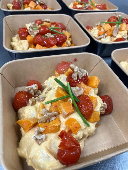 Aardappel gnocchi in romige pompoensaus met een vleugje blauwe kaas. Geroosterde pompoen, cherrytomaatjes en walnoot