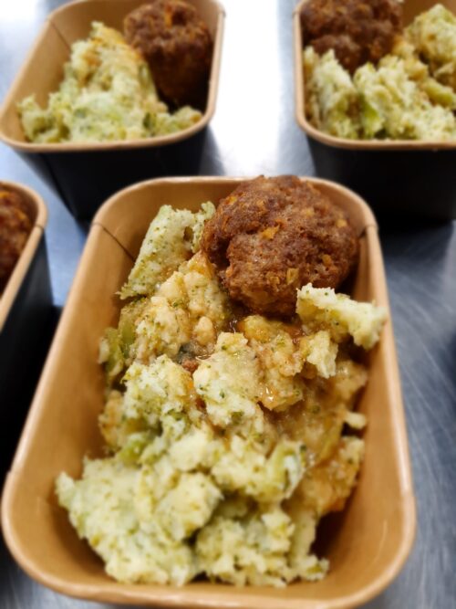 Stamppot broccoli met een huisgemaakte bal gehakt en jus