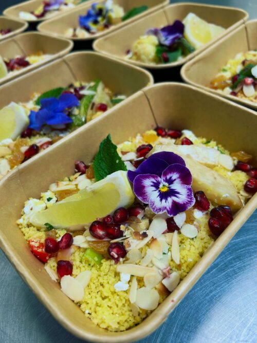 Heerlijke couscoussalade met feta, groenten, amandel, feta, rozijntjes, munt en citroen!