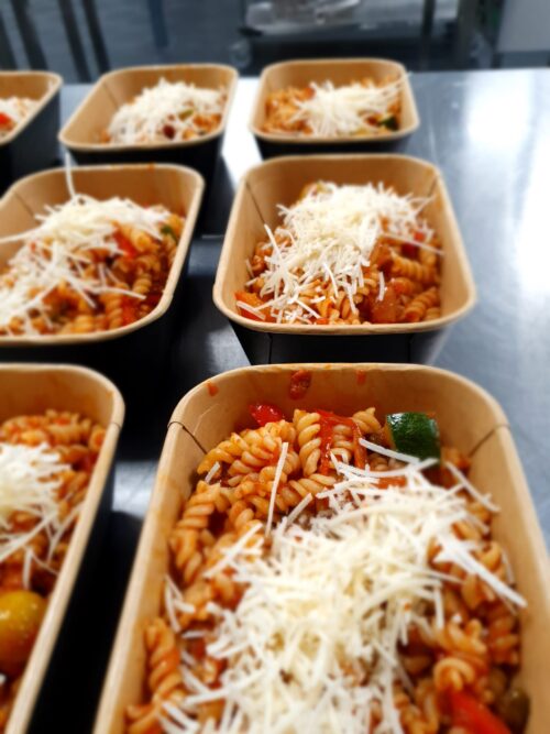 Vega pasta met olijven, kappertjes en Parmezaanse kaas