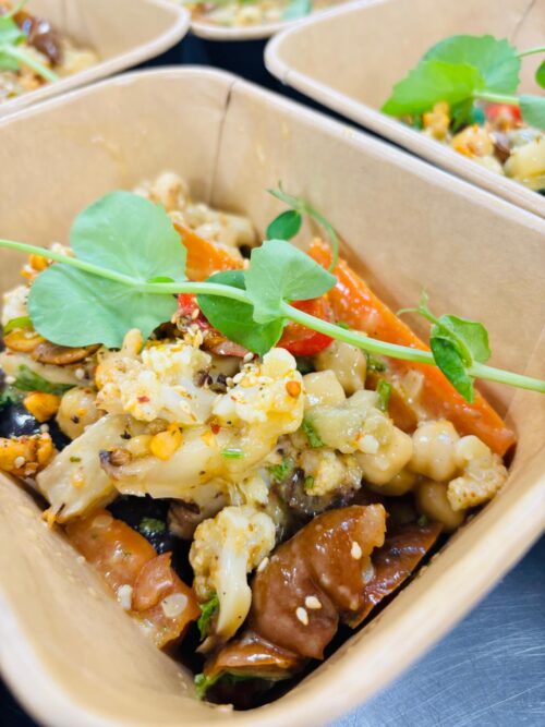 Vegan lunchsalade met geroosterde groenten, kikkererwten en dukkah