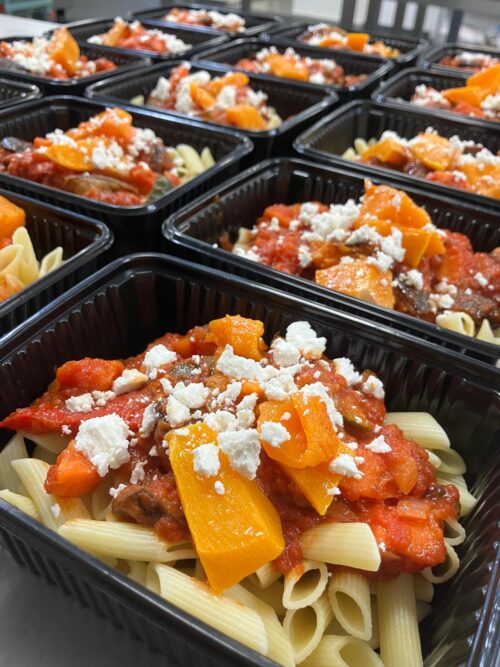 Vegetarische pasta met tomatensaus, lekker veel groenten en feta