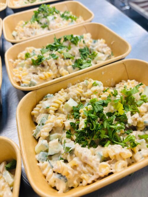 Romige pastasalade met tonijn, lente ui en komkommer