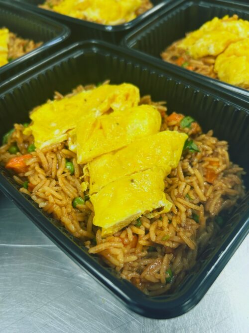 Oosterse nasi met een omeletje