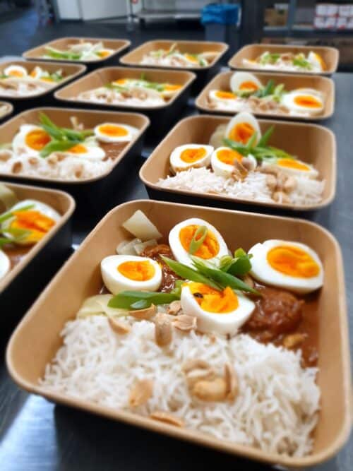 Indonesische eiercurry met geroosterde pinda en witte rijst