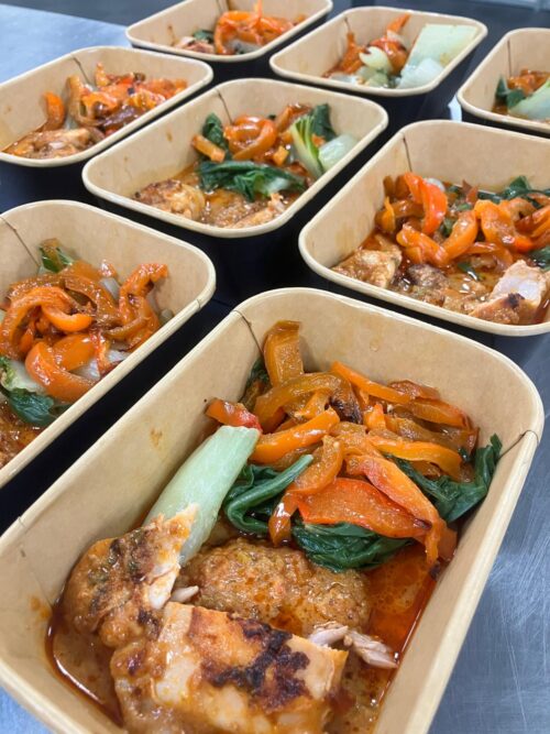 Massaman curry met kip, paksoi, paprika en witte rijst