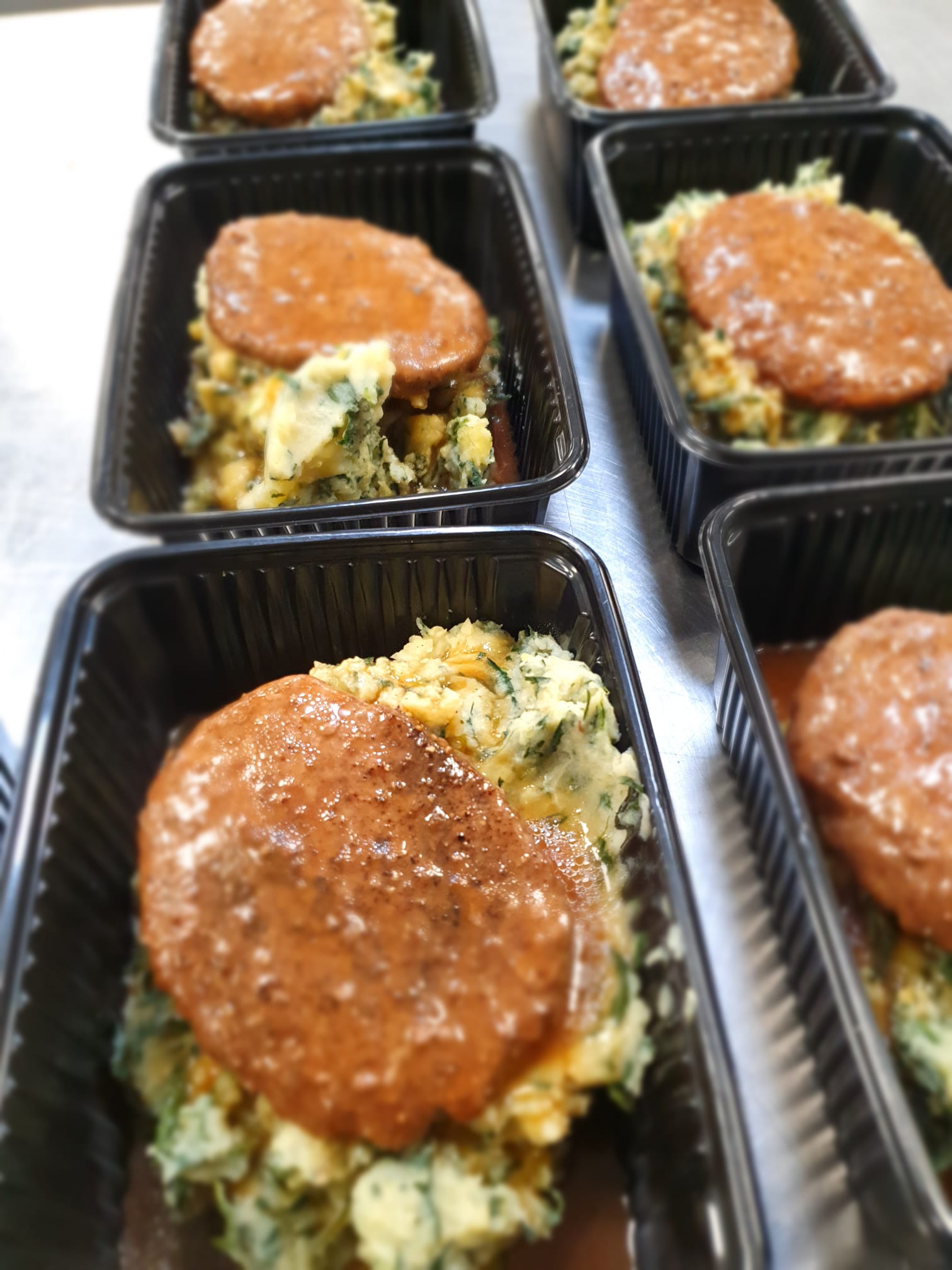 Stamppot spinazie met een runderhamburger en jus