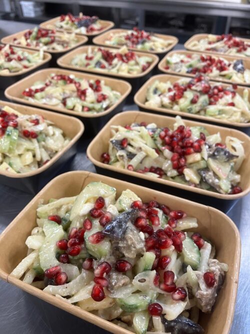 Salade met venkel, komkommer, aubergine, appel, feta, citroendressing en granaatappel