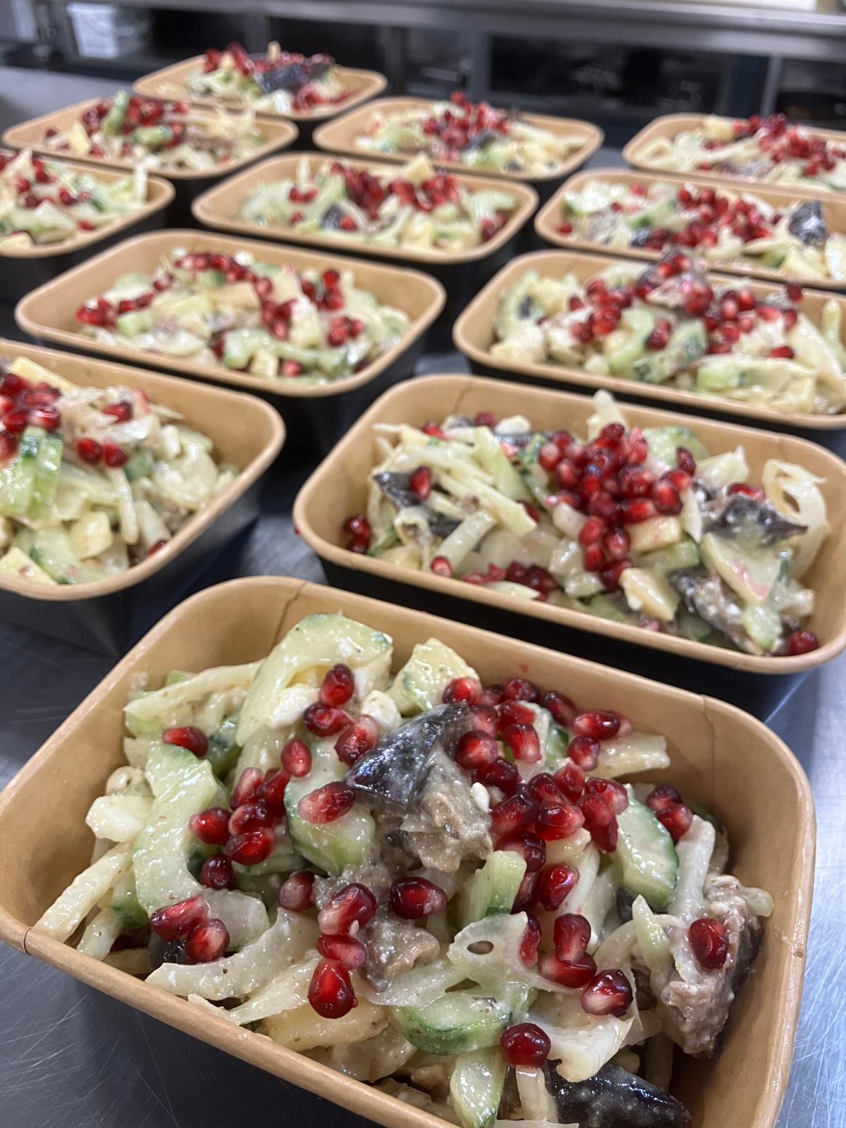 Salade met venkel, komkommer, aubergine, appel, feta, citroendressing en granaatappel