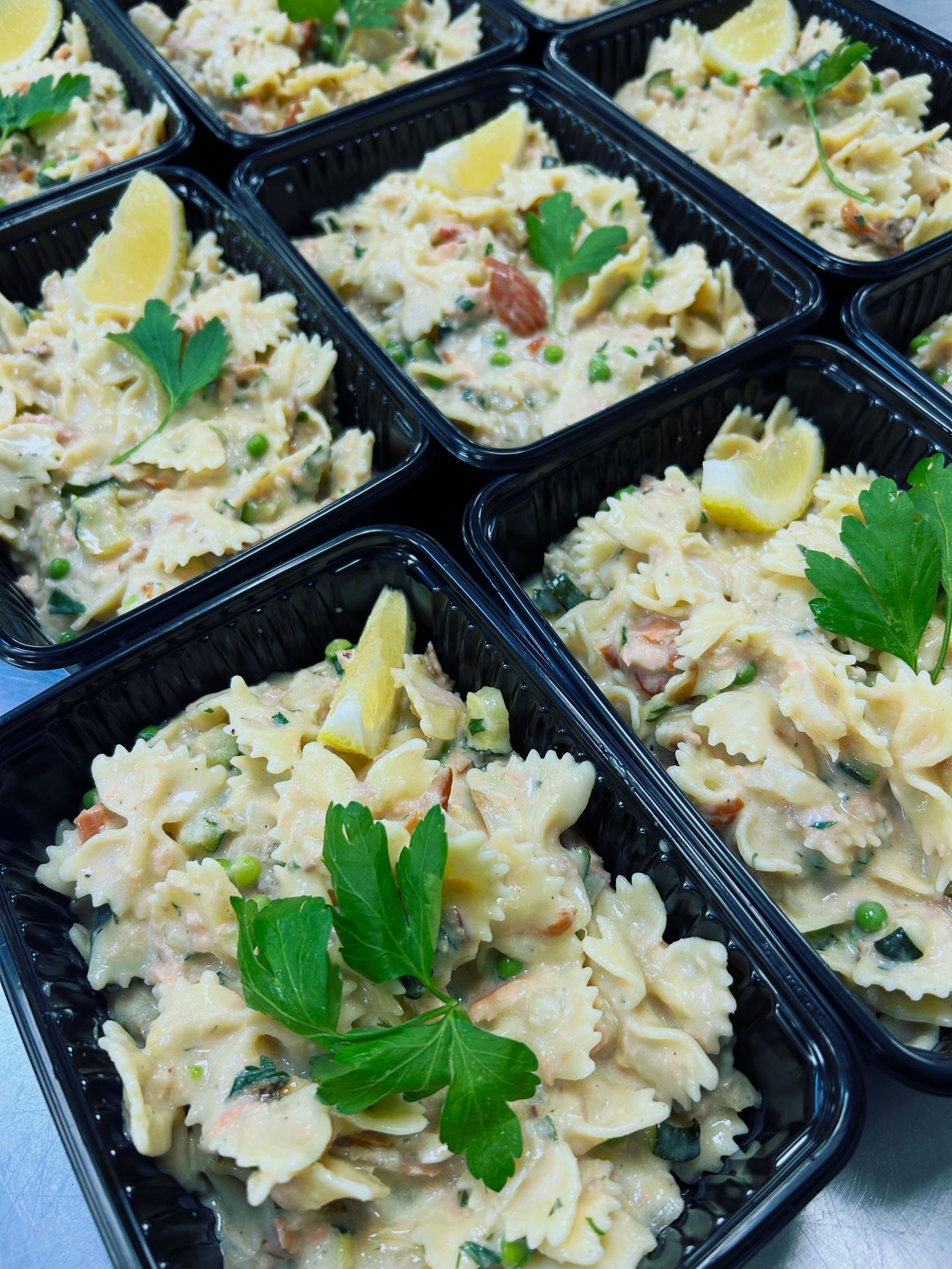 Romige pasta met gerookte zalm, geroosterde venkel, courgette en doperwt