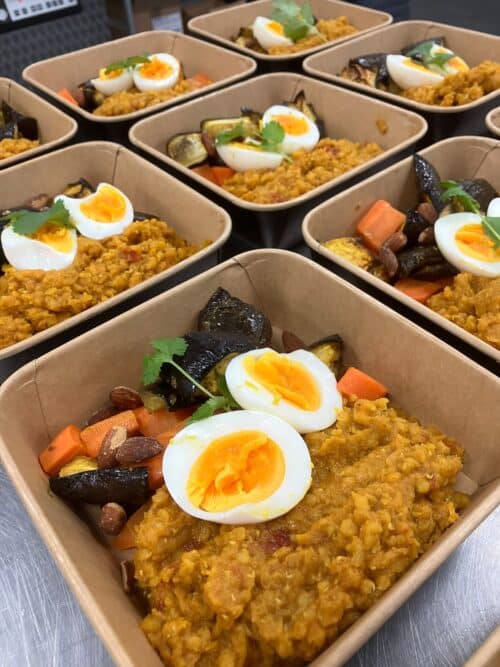 Rode linzen dahl met tomaat , aubergine wortel ei en amandel