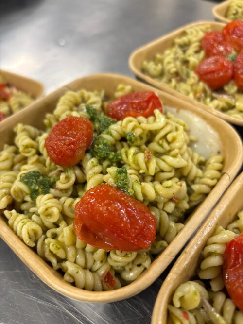 Pasta pesto salade met gepofte tomaatjes