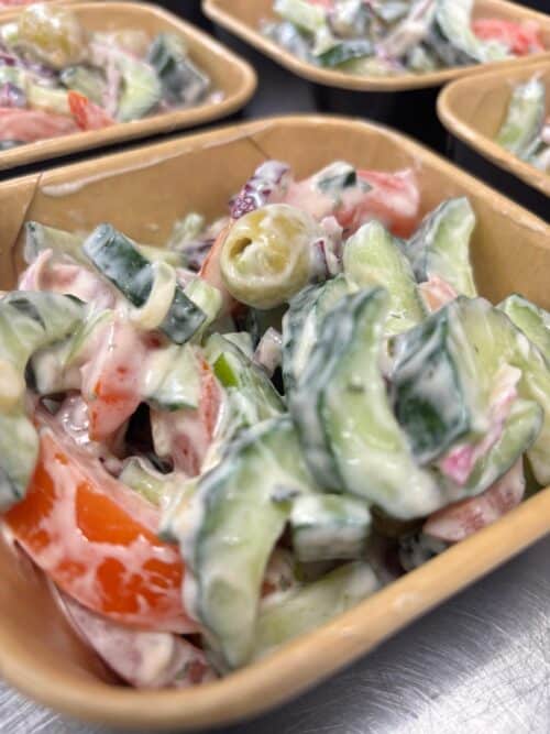 Lekker frisse Griekse salade met komkommer, tomaat, rode ui en olijven