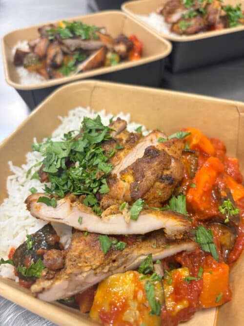 Ratatouille met witte rijst en geroosterde kip