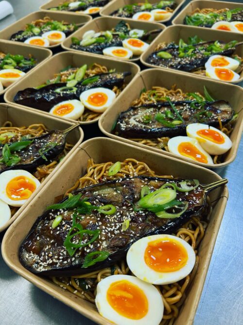 Japanse noedels met geglaceerde miso aubergine een 7-minuten eitje en sesamzaadjes