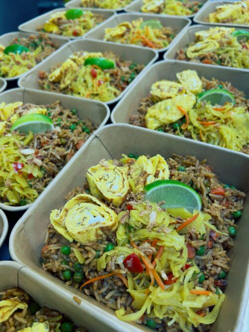 Thaise nasi met groenten, atjar, omeletje en gebakken uitjes