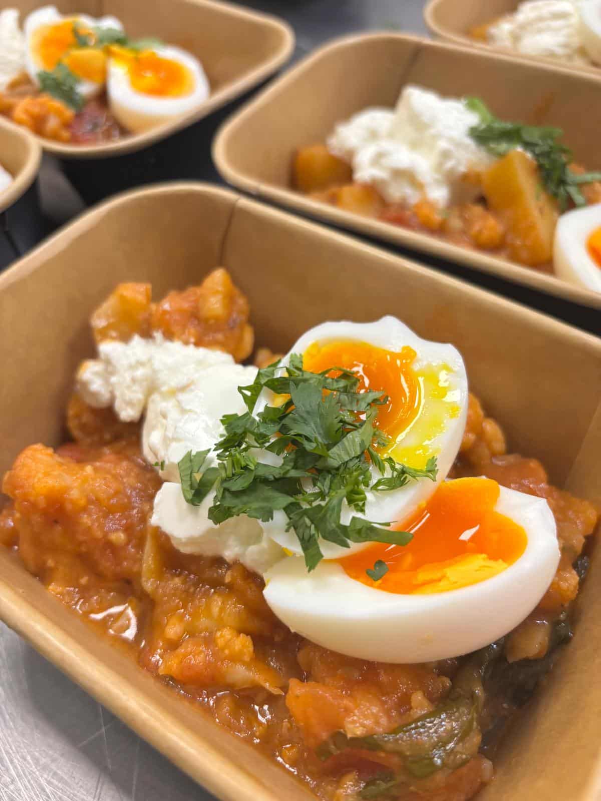 Indiase curry met aardappel, bloemkool, yoghurt, ei en knoflooknaan