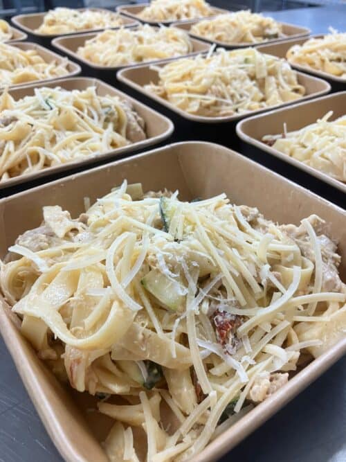 Pasta fettuccine met kip, courgette, zongedroogde tomaat, roomsaus en Parmezaanse kaas