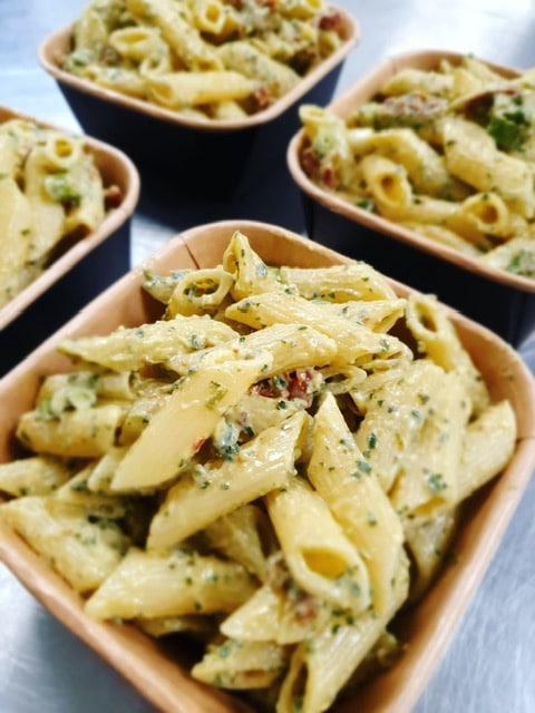 Pasta pesto salade met zon gedroogde tomaat