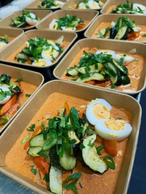 Romige Thaise rode curry met minimaal 300 gram groenten, gekookt eitje en witte rijst